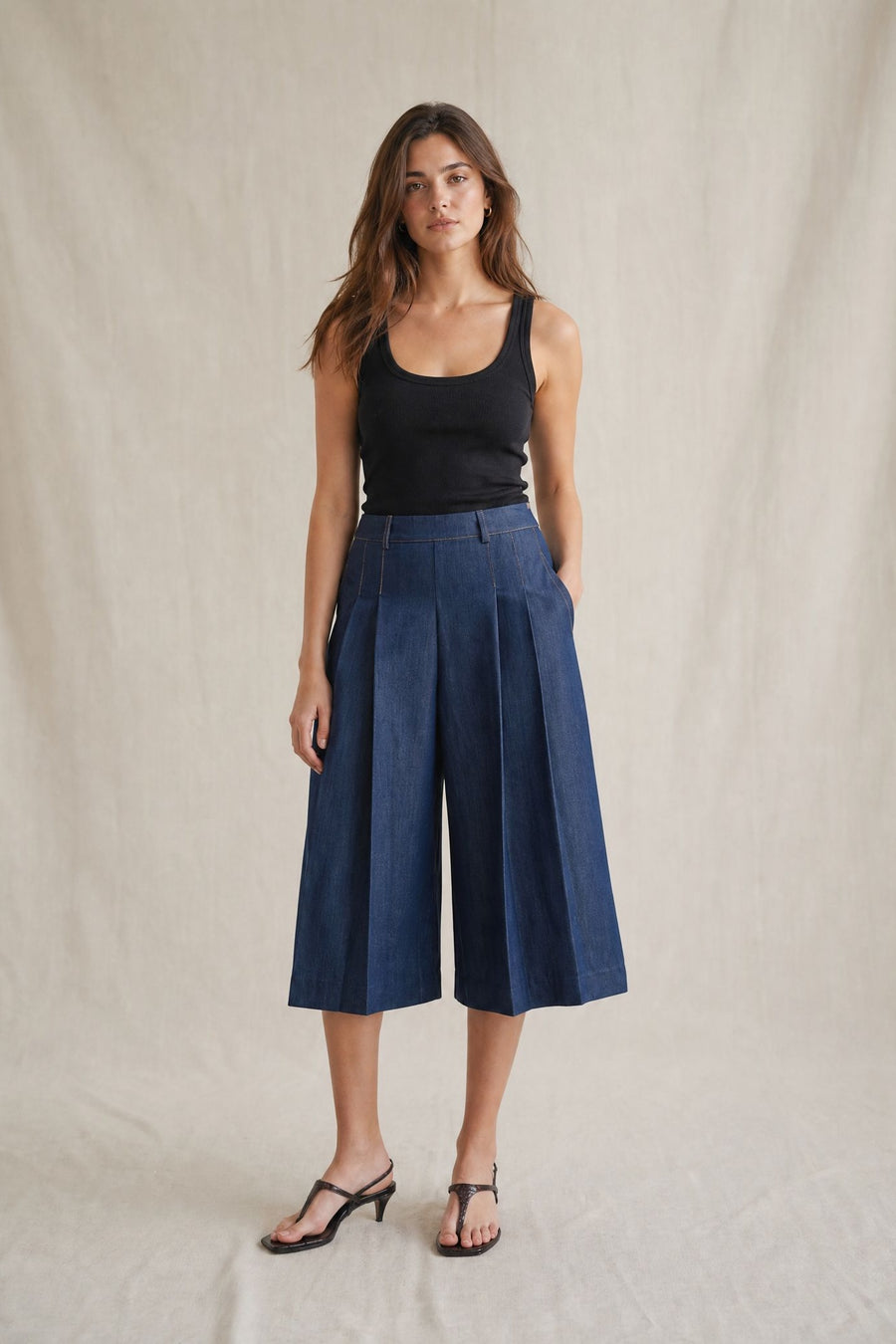 02. Short Bermuda fluide effet denim à plis taille haute