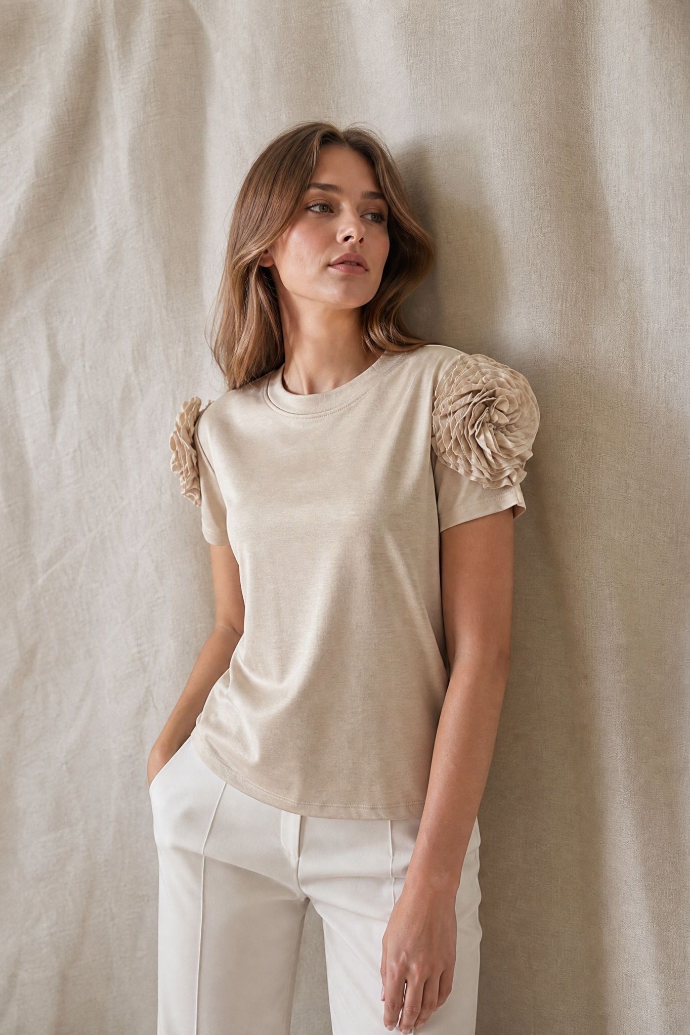 02. Top beige à fleurs 3D manches courtes