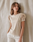 02. Top beige à fleurs 3D manches courtes