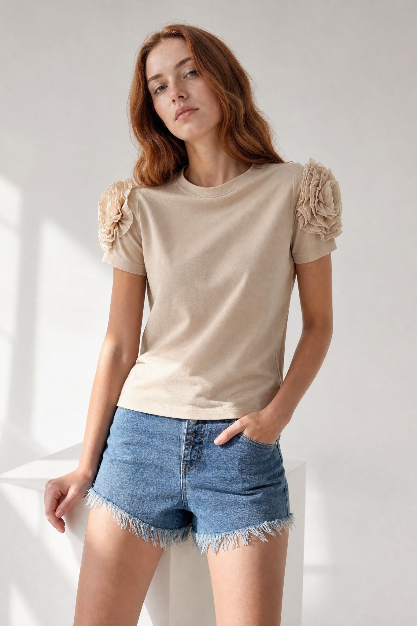 02. Top beige à fleurs 3D manches courtes