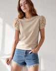 02. Top beige à fleurs 3D manches courtes
