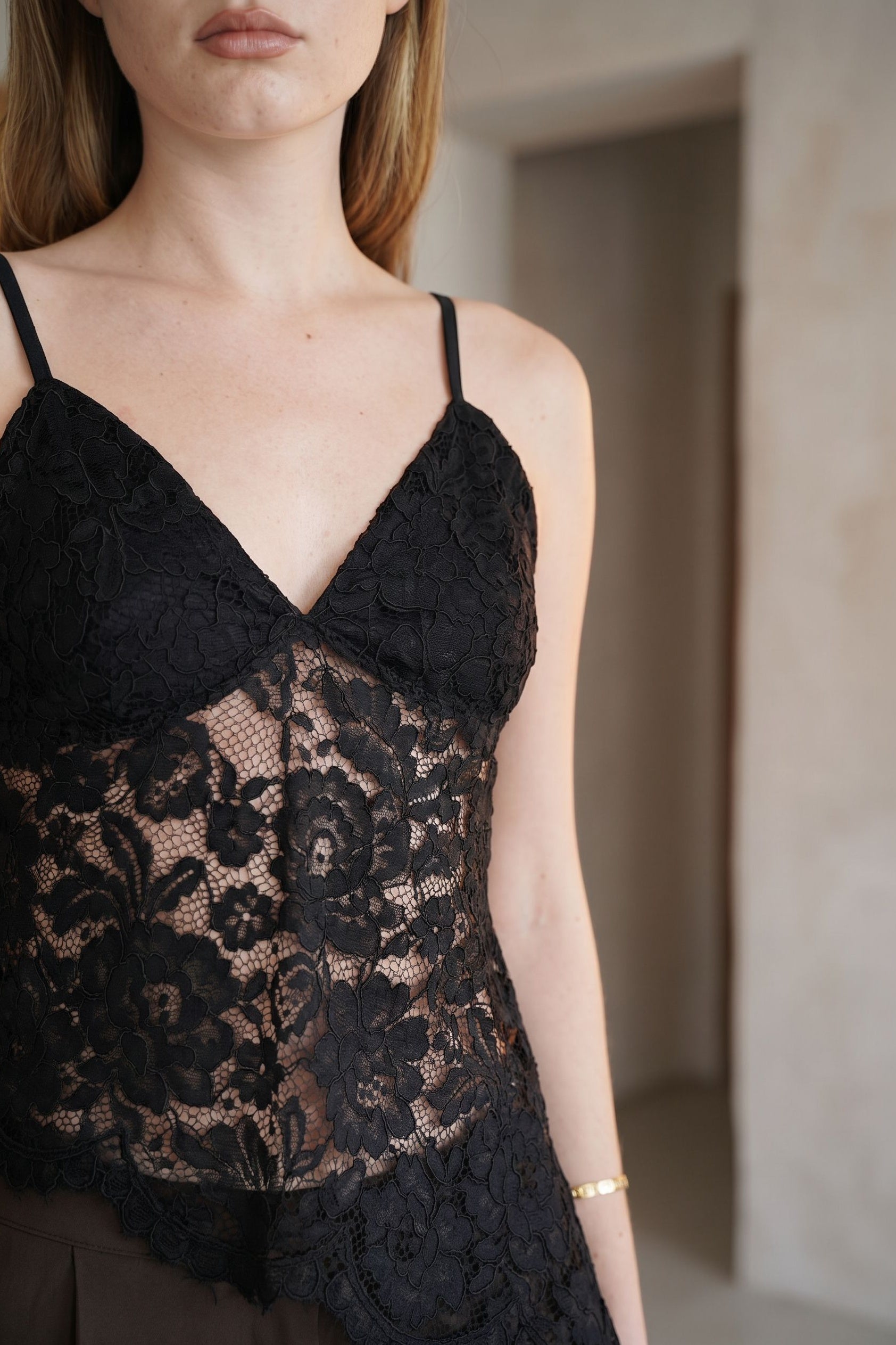 02. Top en dentelle noire décolleté V festonné
