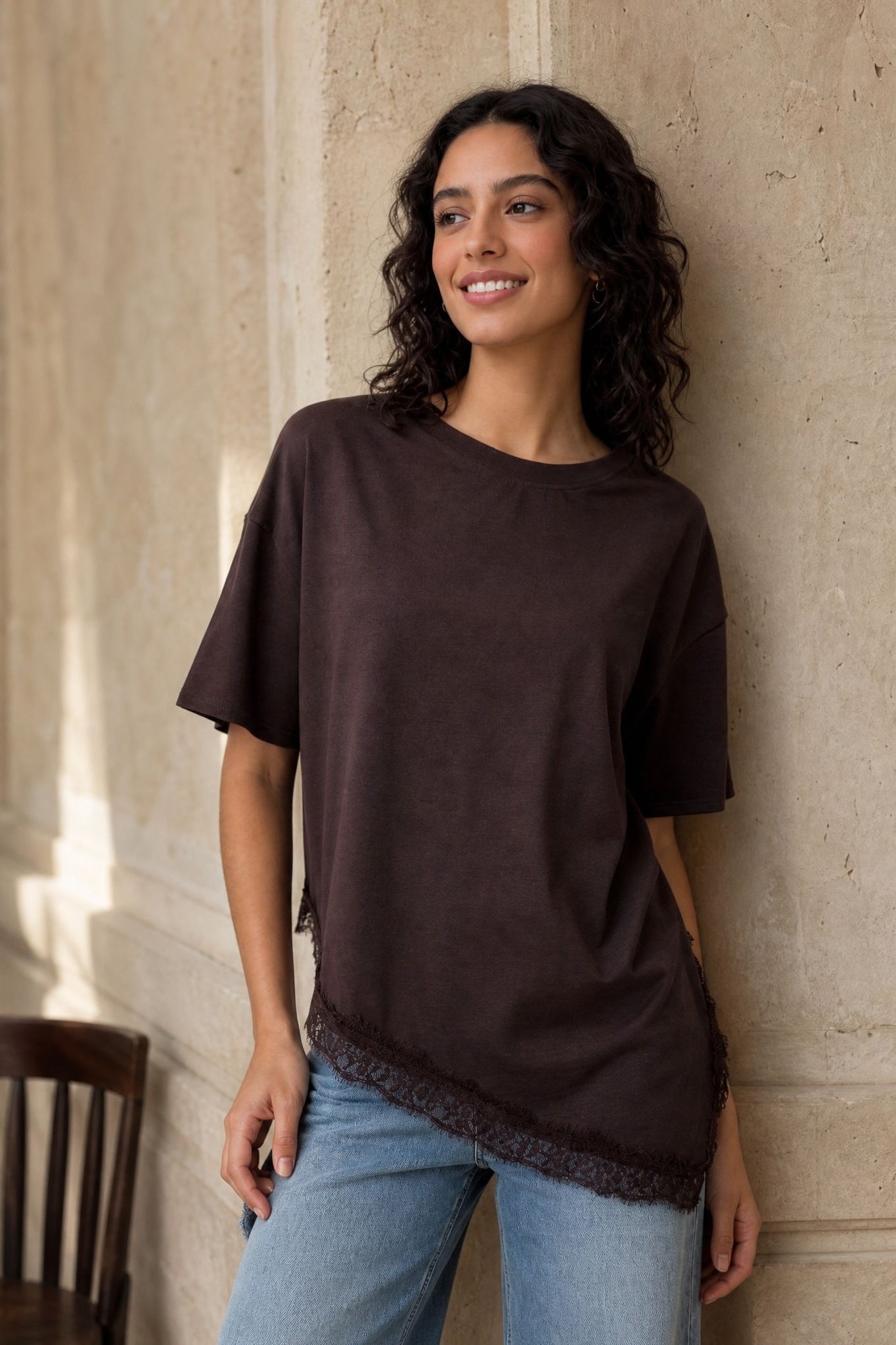 02. Top en jersey à ourlet dentelle asymétrique