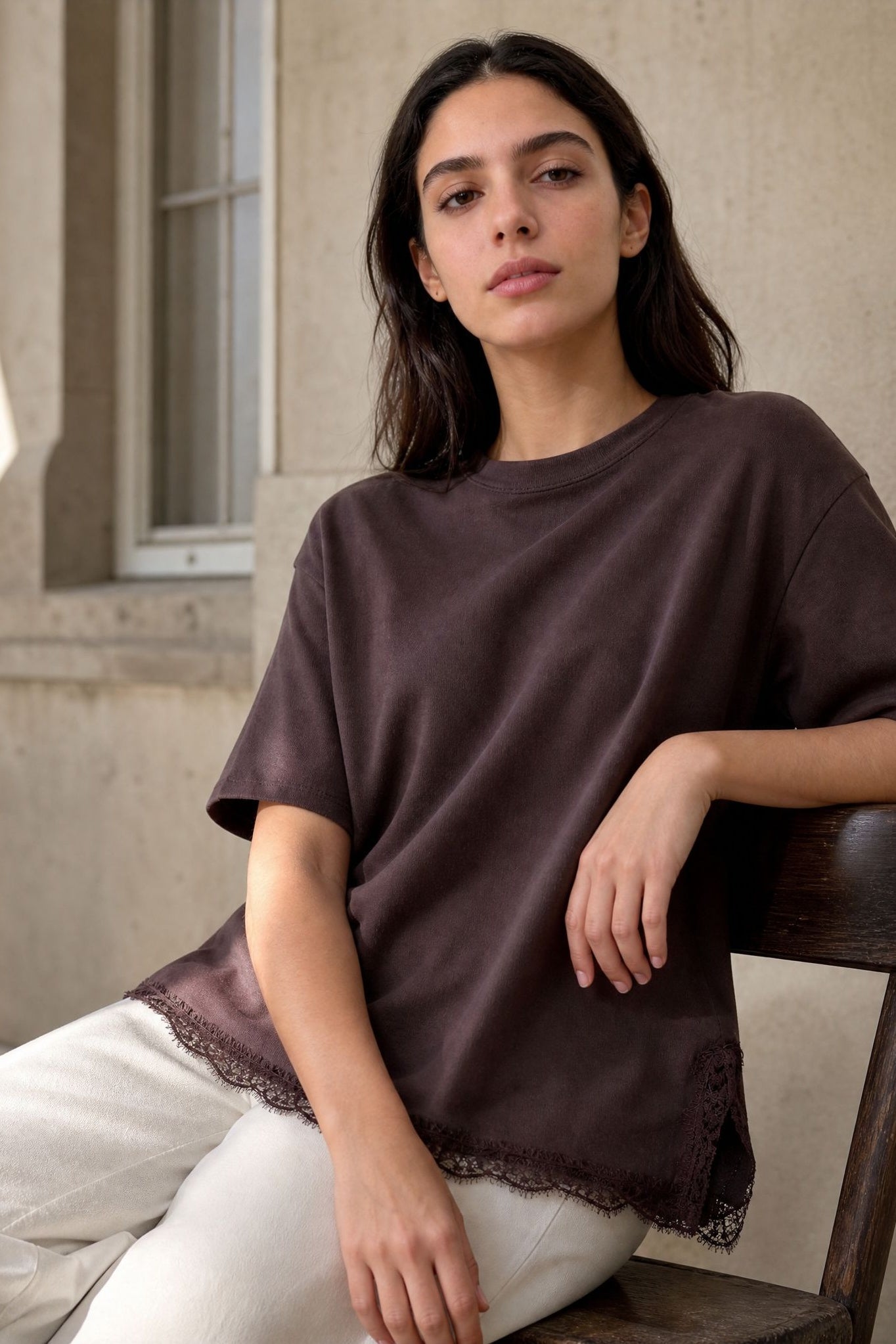 02. Top en jersey à ourlet dentelle asymétrique