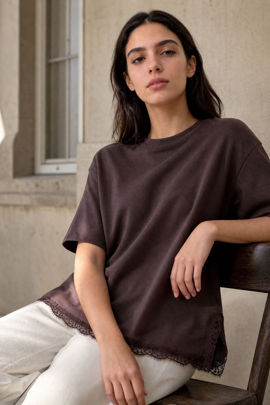 02. Top en jersey à ourlet dentelle asymétrique