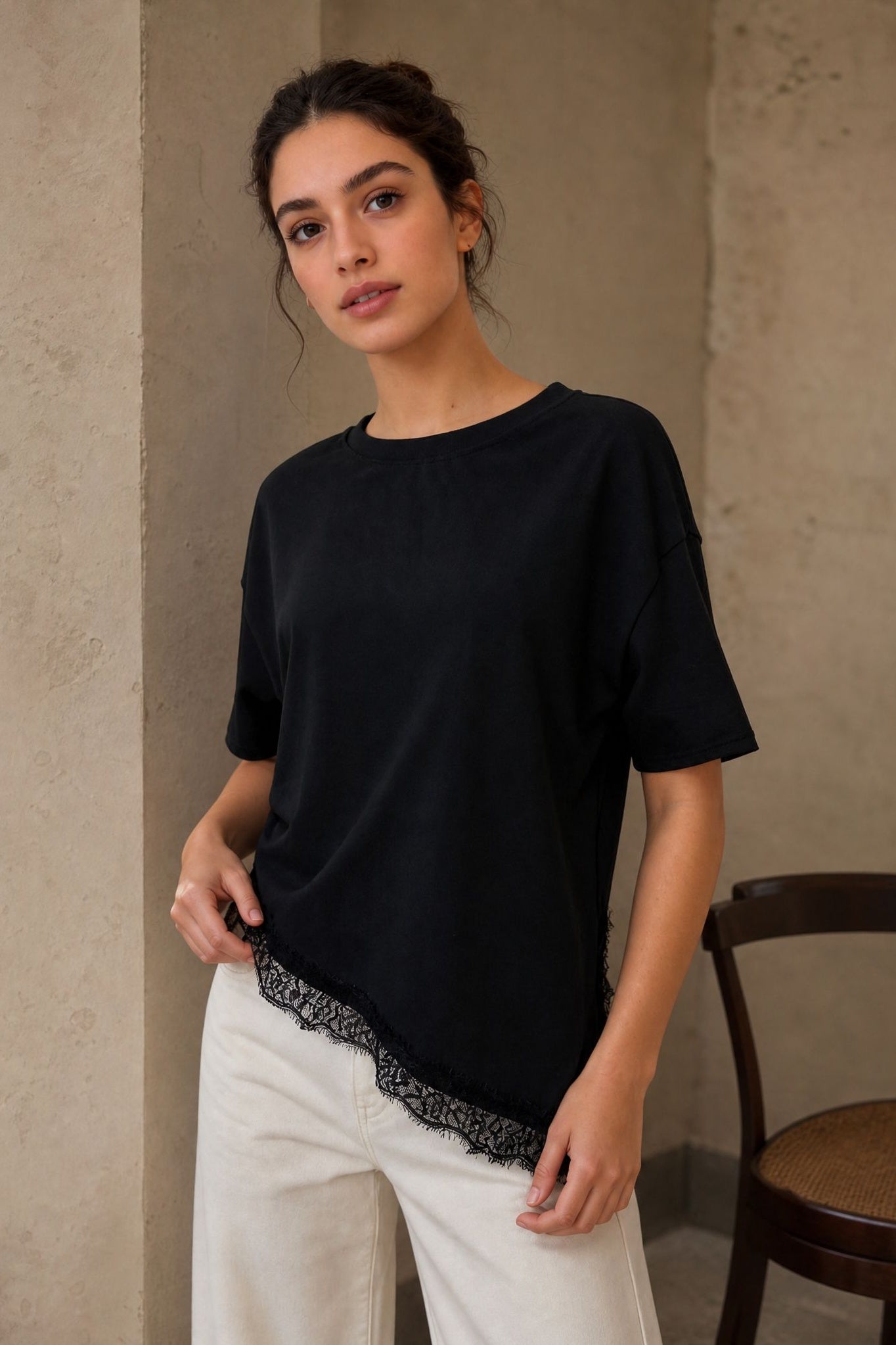 02. Top en jersey à ourlet dentelle asymétrique