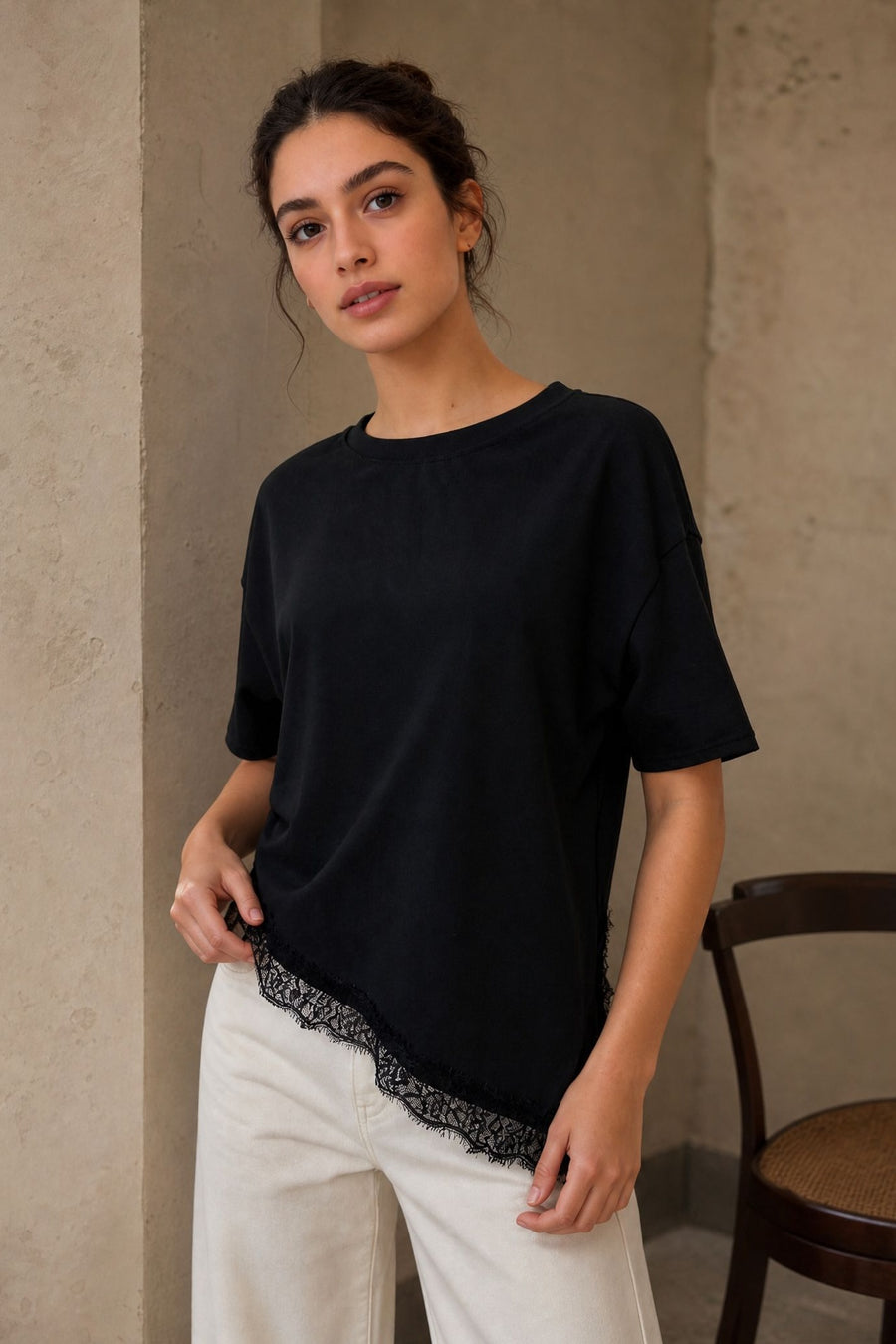 02. Top en jersey à ourlet dentelle asymétrique