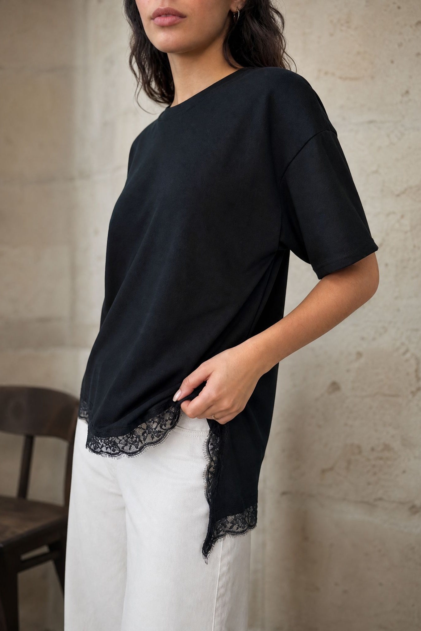 02. Top en jersey à ourlet dentelle asymétrique