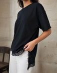 02. Top en jersey à ourlet dentelle asymétrique