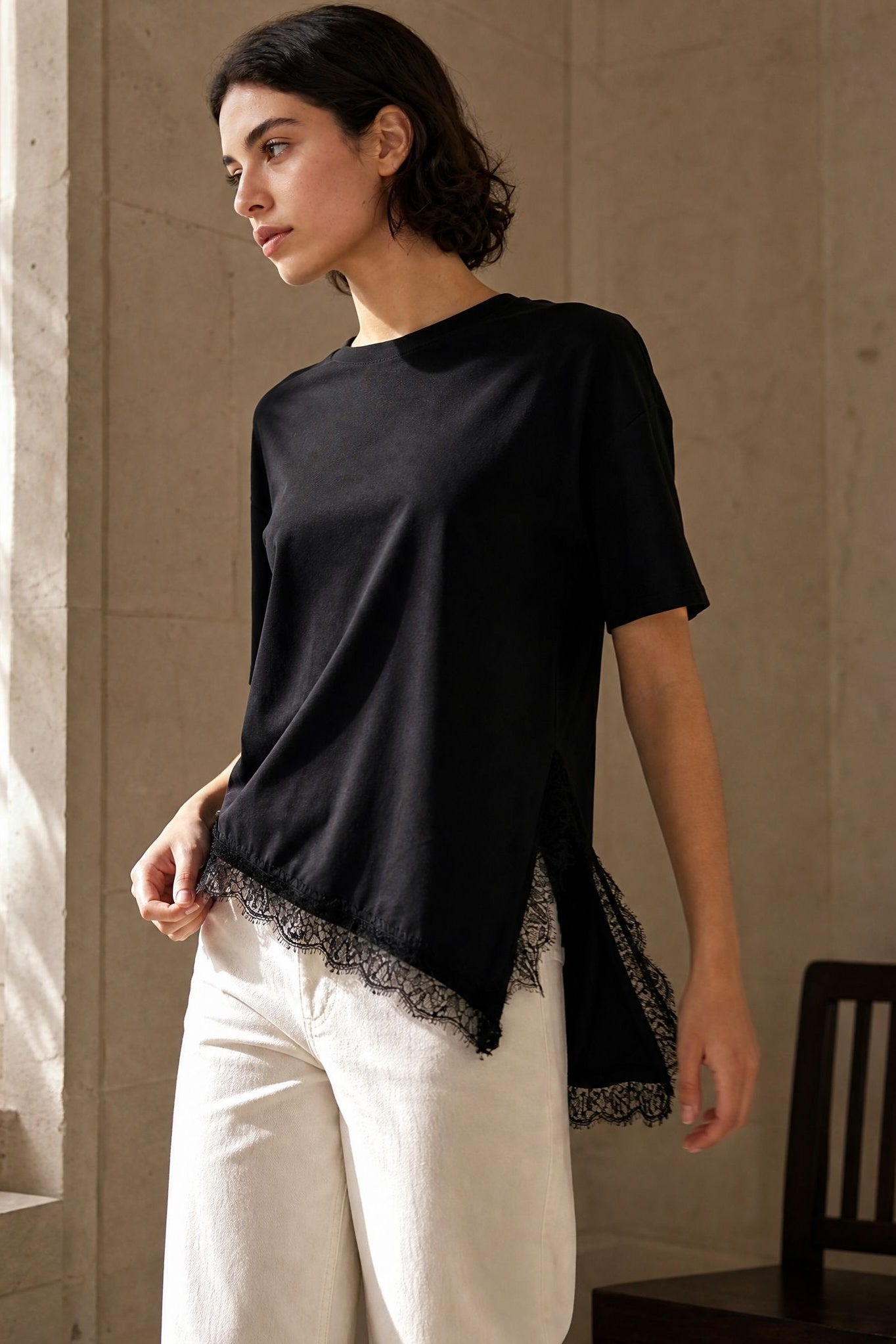 02. Top en jersey à ourlet dentelle asymétrique