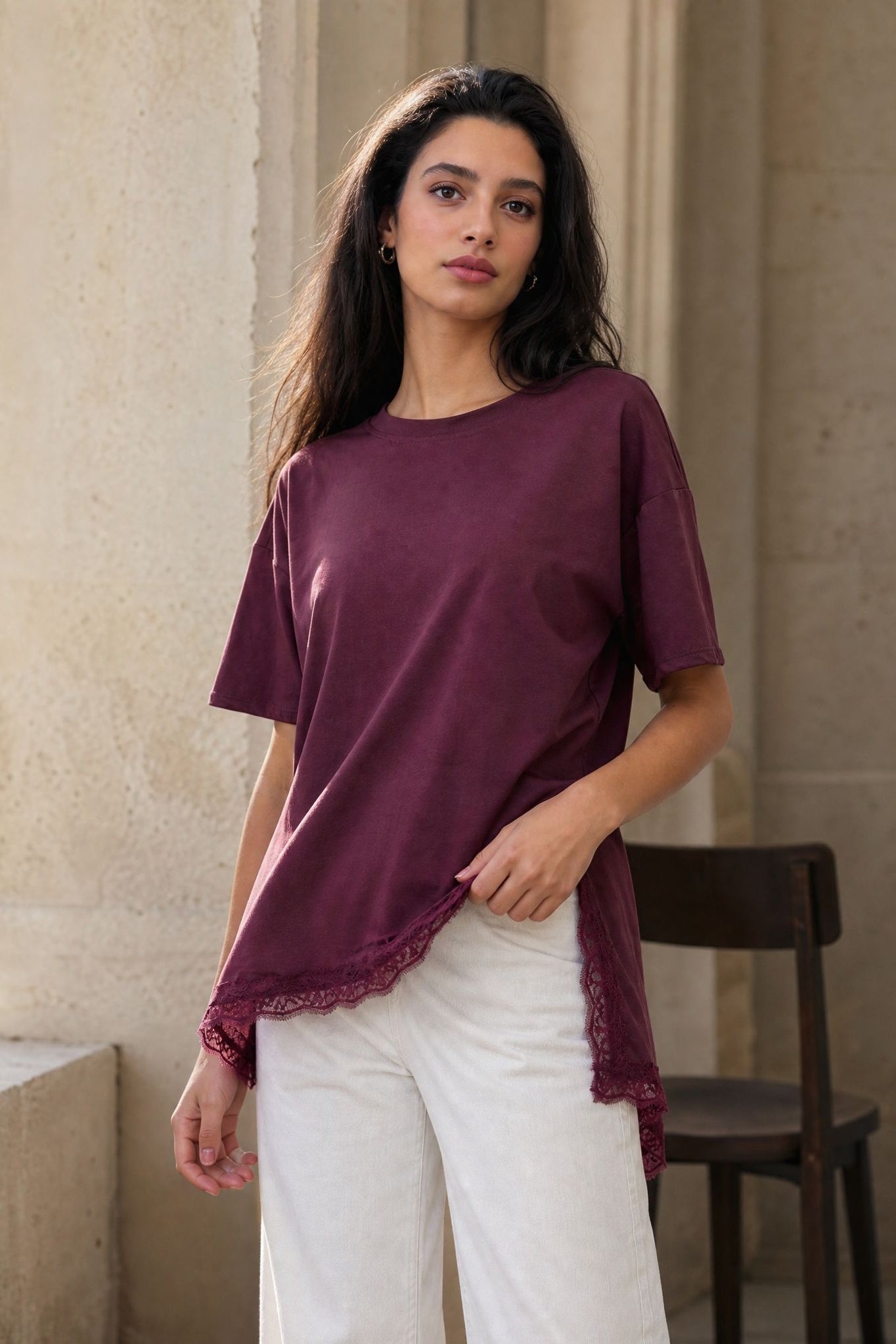 02. Top en jersey à ourlet dentelle asymétrique