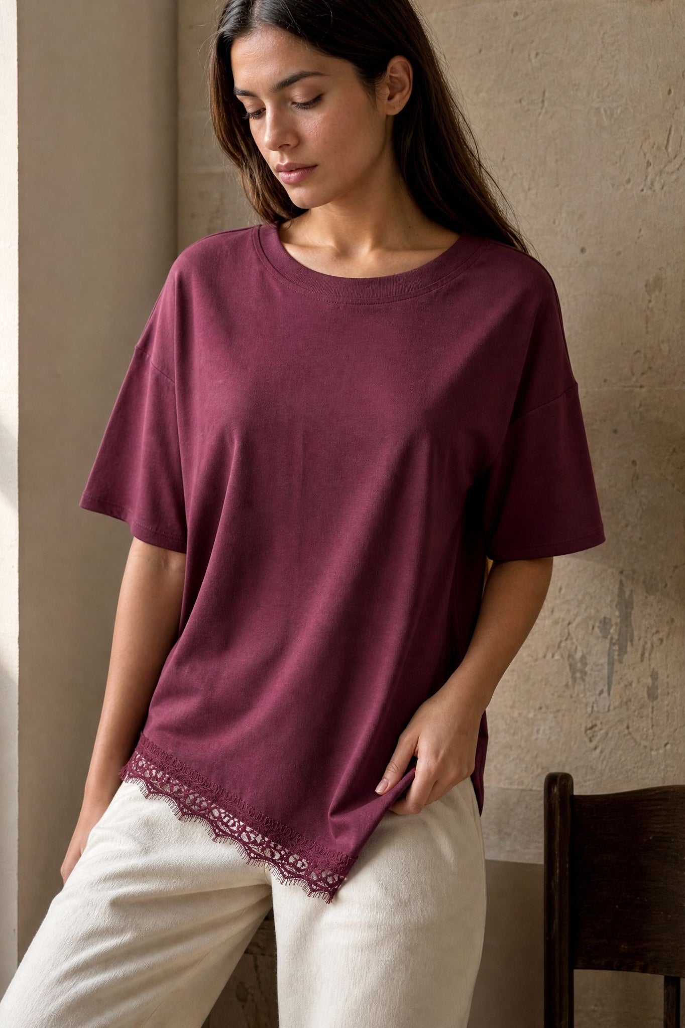 02. Top en jersey à ourlet dentelle asymétrique