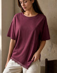 02. Top en jersey à ourlet dentelle asymétrique