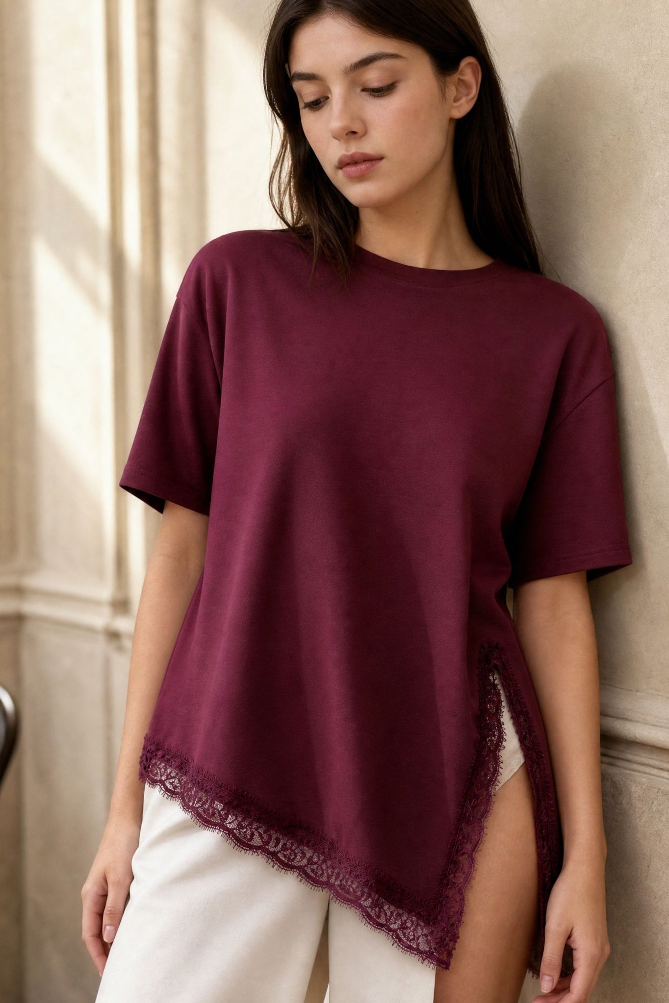 02. Top en jersey à ourlet dentelle asymétrique