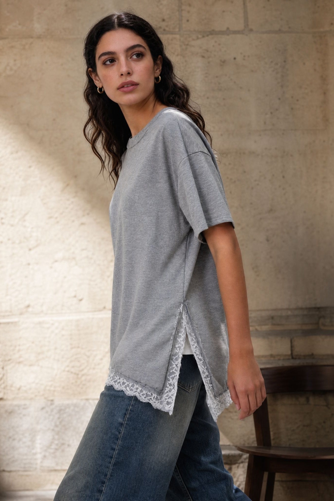 02. Top en jersey à ourlet dentelle asymétrique