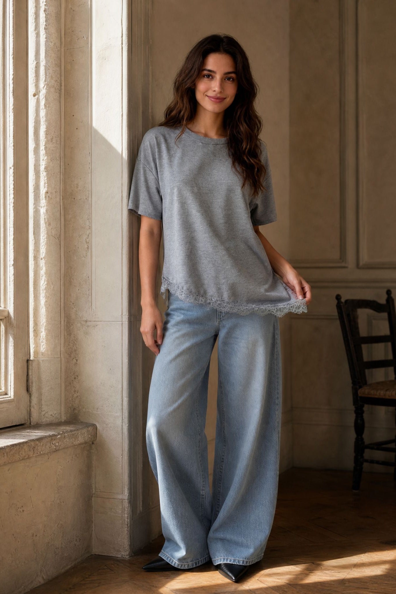 02. Top en jersey à ourlet dentelle asymétrique