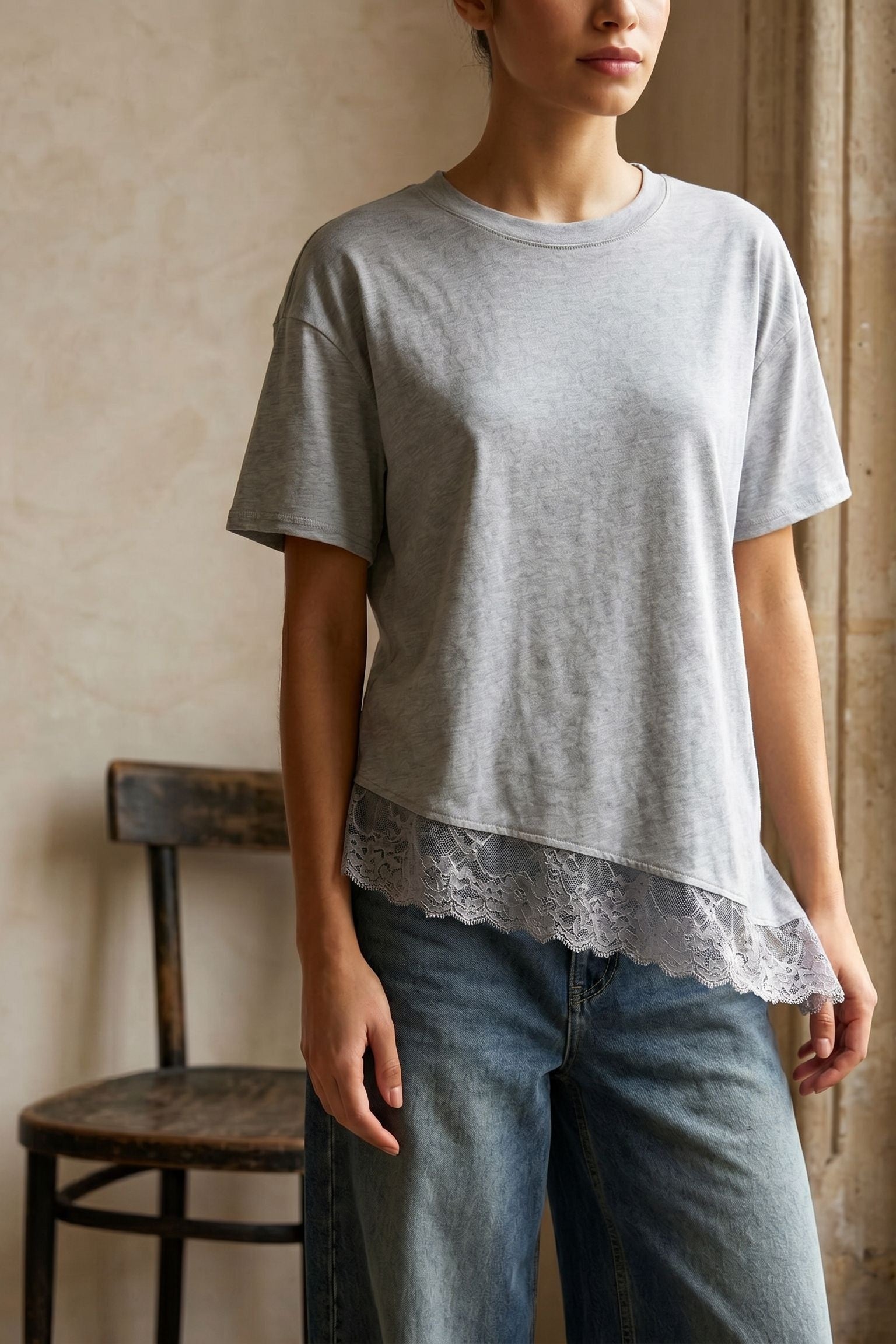 02. Top en jersey à ourlet dentelle asymétrique