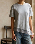 02. Top en jersey à ourlet dentelle asymétrique