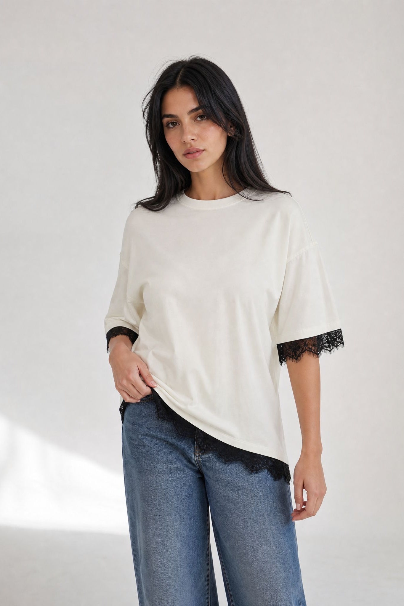 02. Top oversize crème à dentelle noire