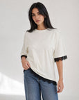 02. Top oversize crème à dentelle noire