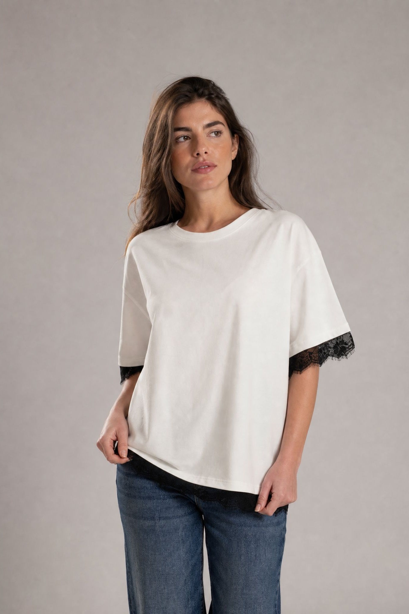 02. Top oversize crème à dentelle noire
