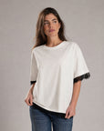 02. Top oversize crème à dentelle noire