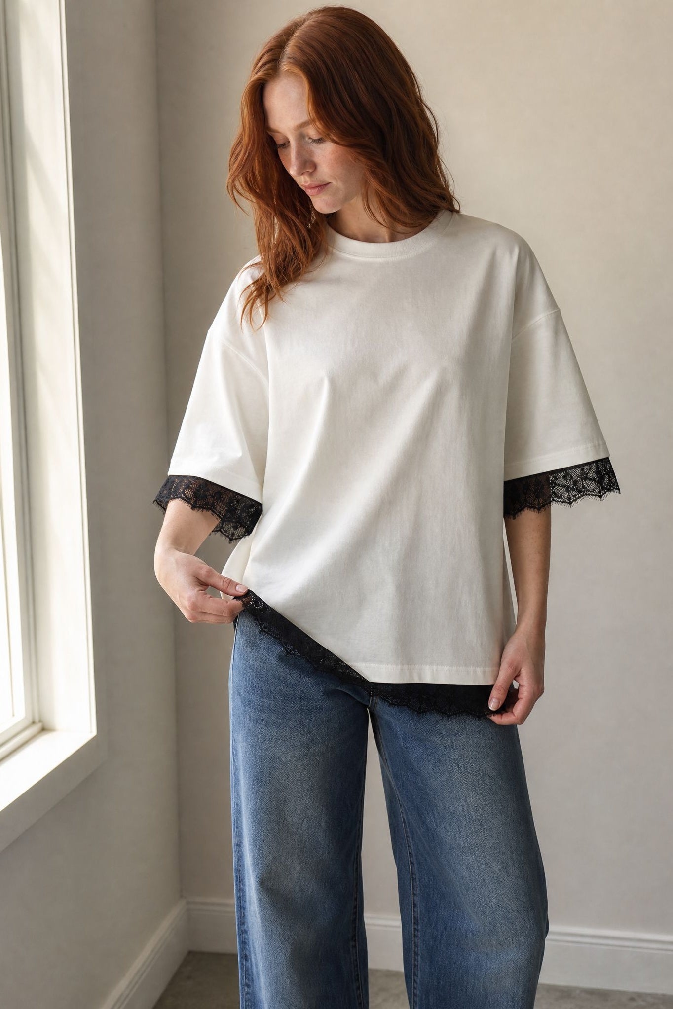 02. Top oversize crème à dentelle noire