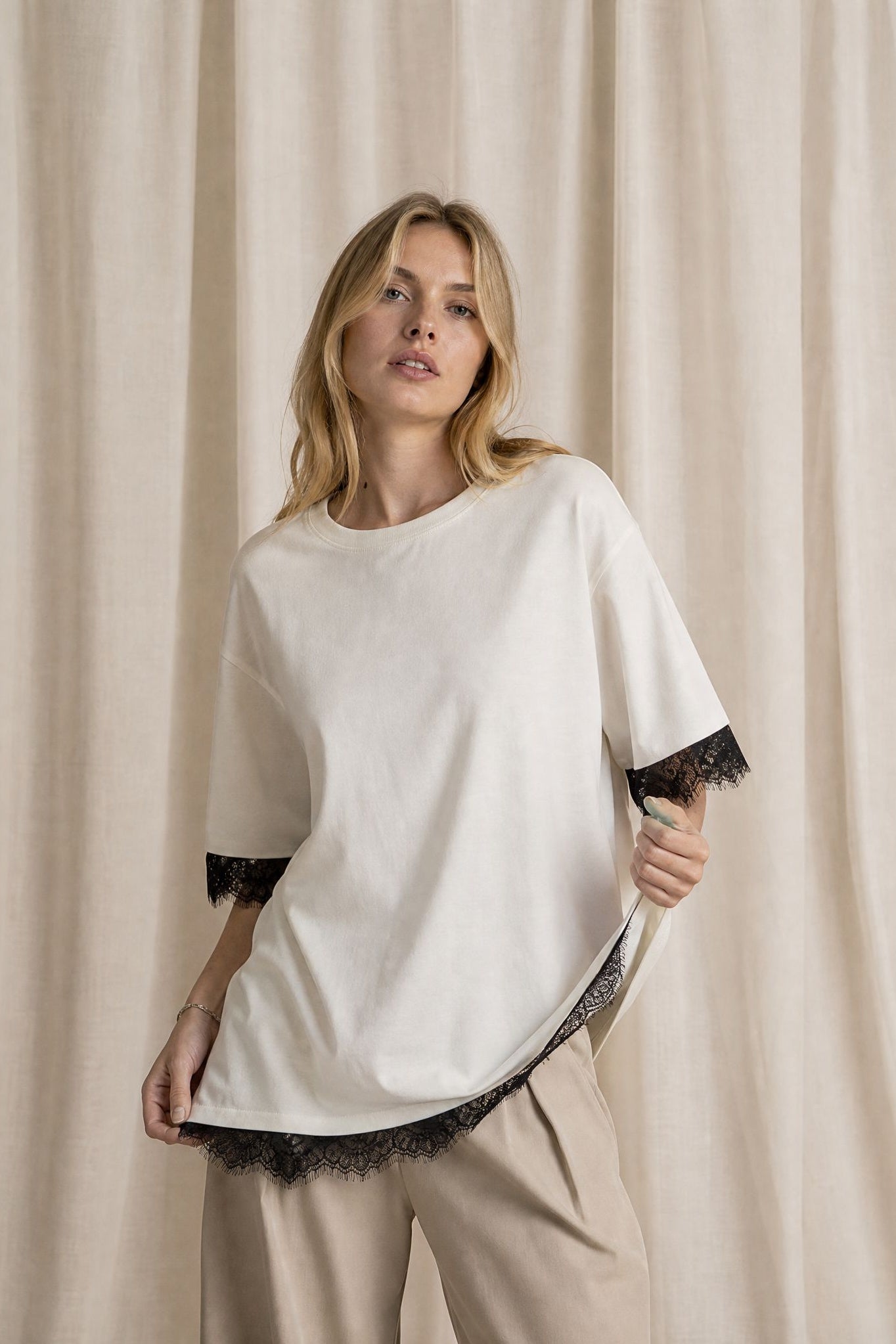 02. Top oversize crème à dentelle noire