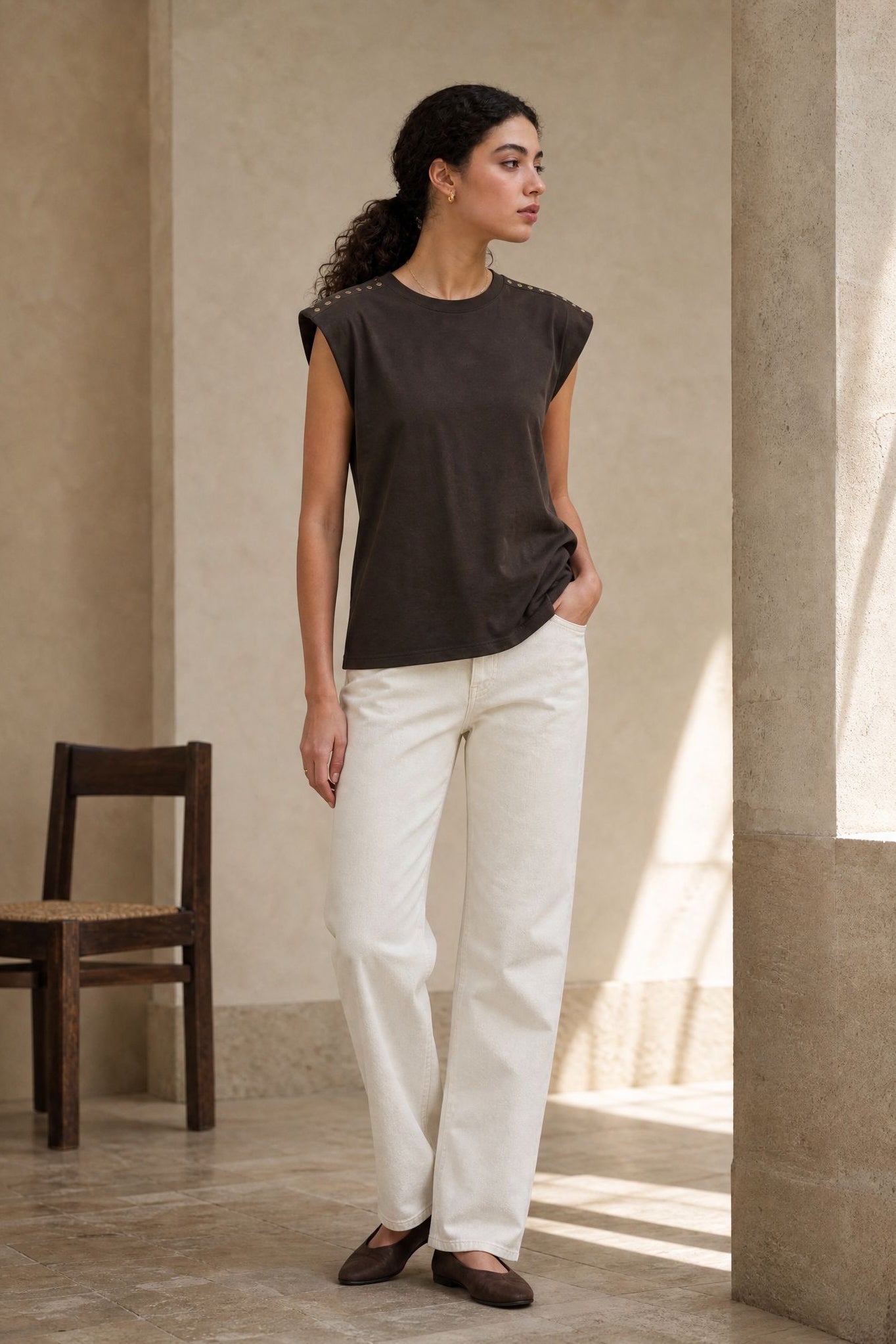 02. Top sans manches coton épaules cloutées