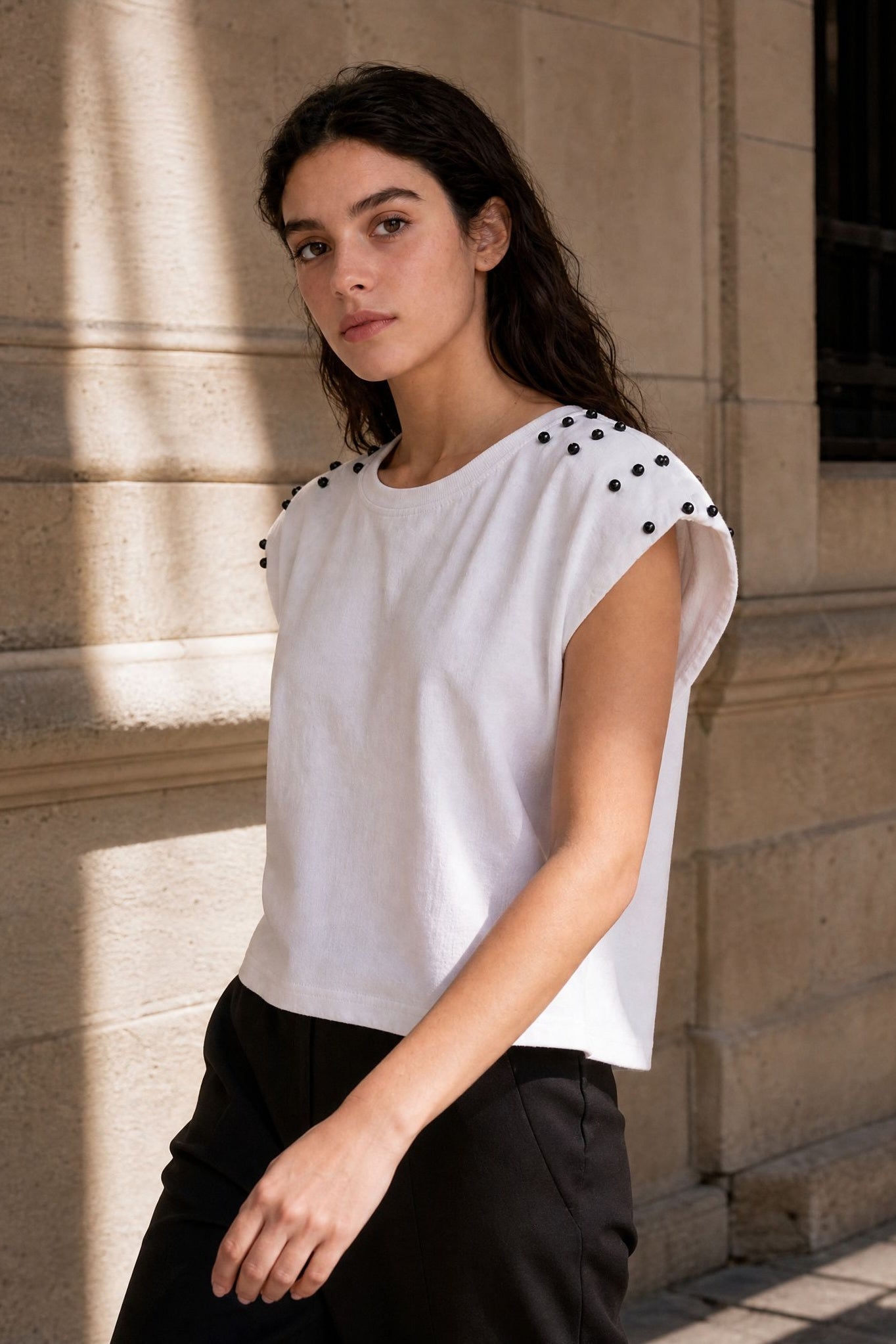 02. Top sans manches coton épaules cloutées