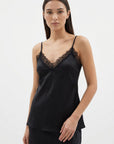 02. Top satiné noir à dentelle col V