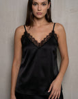02. Top satiné noir à dentelle col V