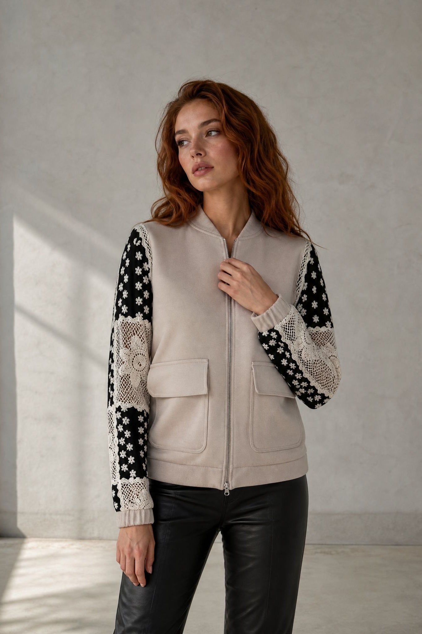 02. Veste beige zippée manches dentelle poches à rabat