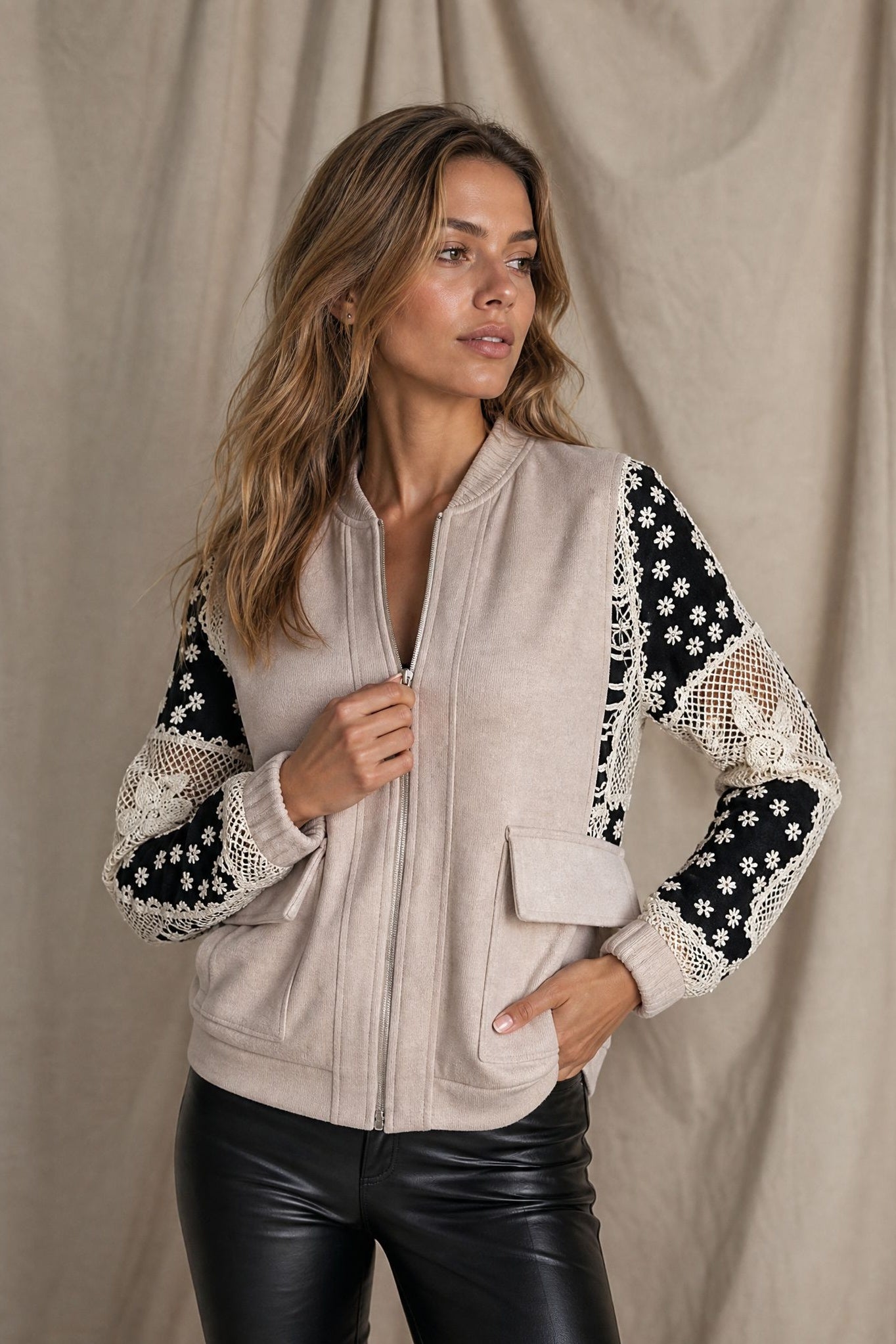 02. Veste beige zippée manches dentelle poches à rabat