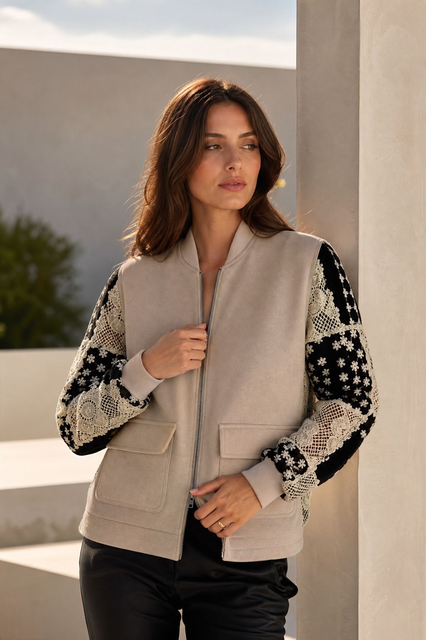 02. Veste beige zippée manches dentelle poches à rabat