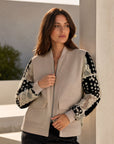 02. Veste beige zippée manches dentelle poches à rabat