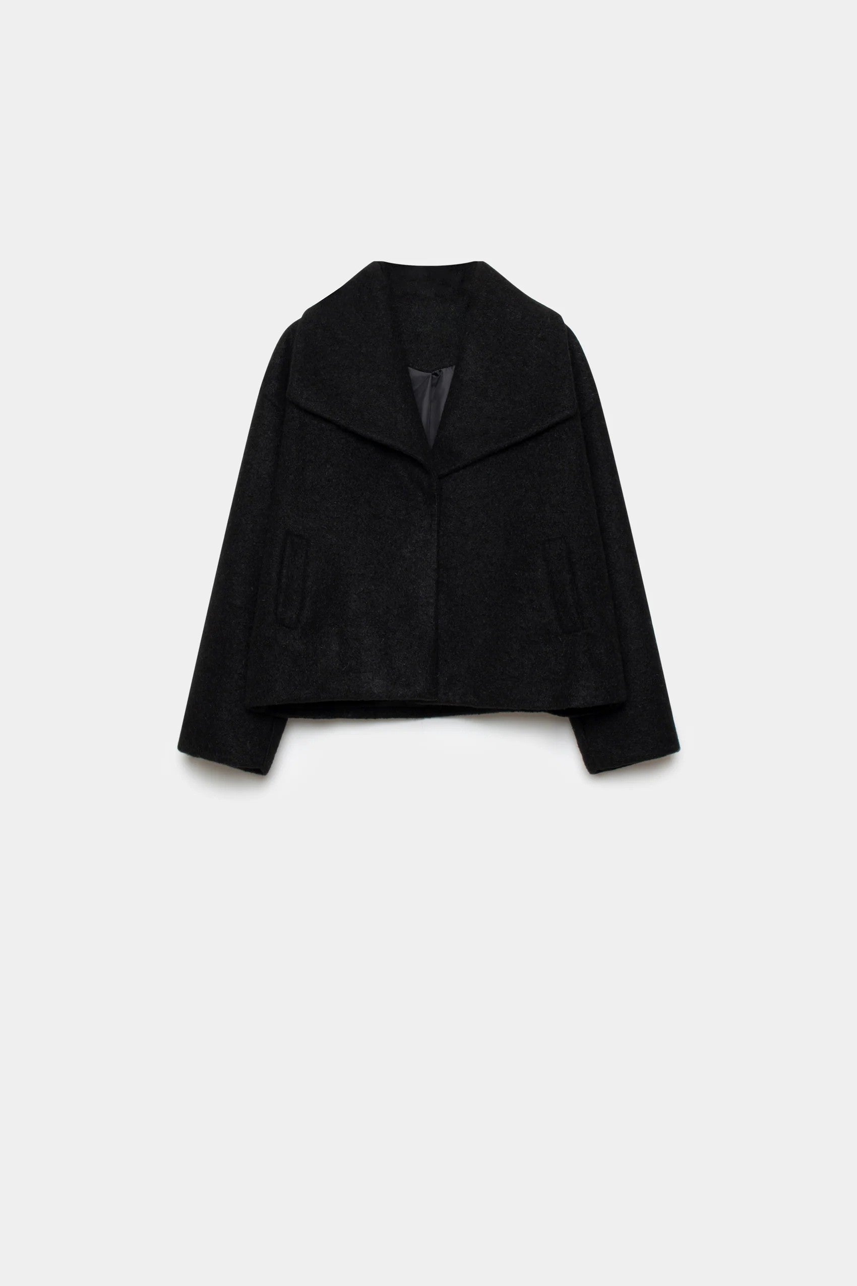 Veste courte effet poil doublée col à revers noire, ajoutant une touche d'élégance et de sophistication. Veste courte femme.