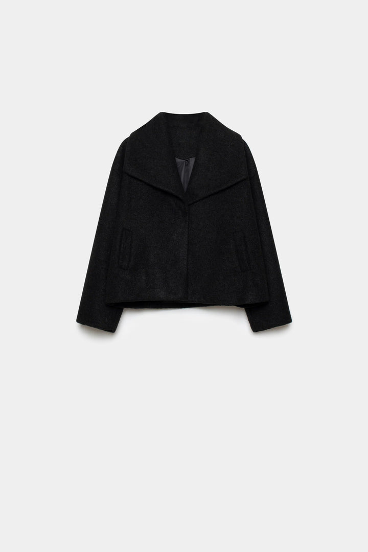 Veste courte effet poil doublée col à revers noire, ajoutant une touche d'élégance et de sophistication. Veste courte femme.