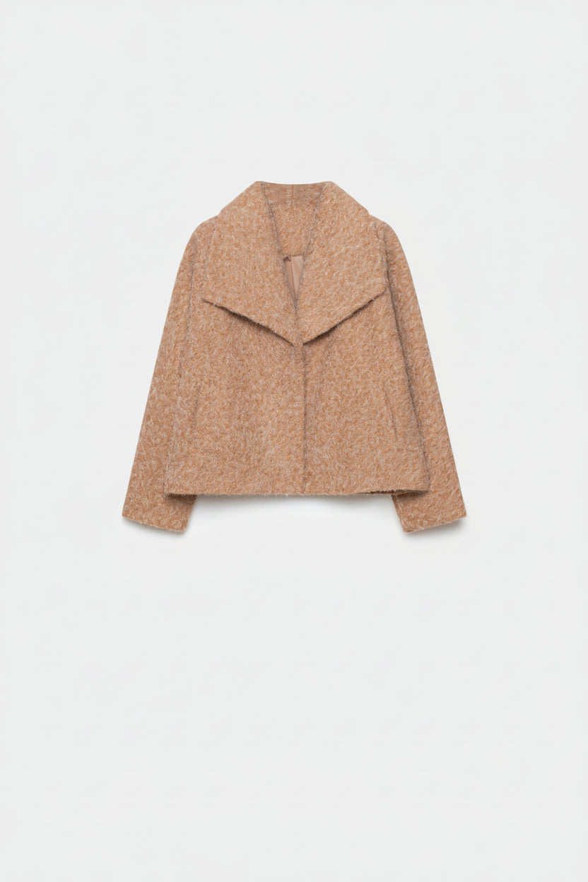 Veste courte effet poil doublée col à revers marron, idéale pour ajouter une note chaleureuse à votre look. Veste courte femme.