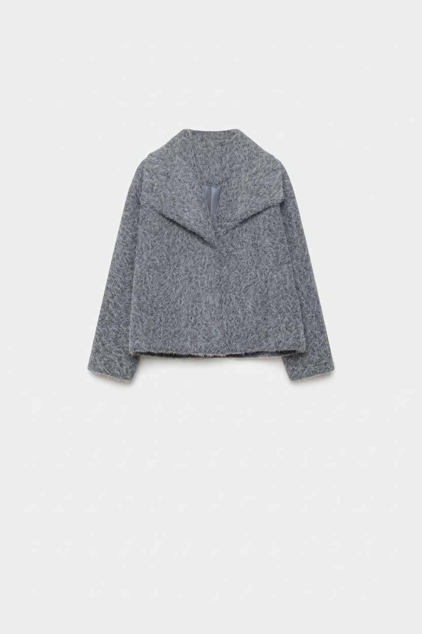 Veste courte effet poil doublée col à revers en gris, parfaite pour les superpositions élégantes. Veste courte femme.