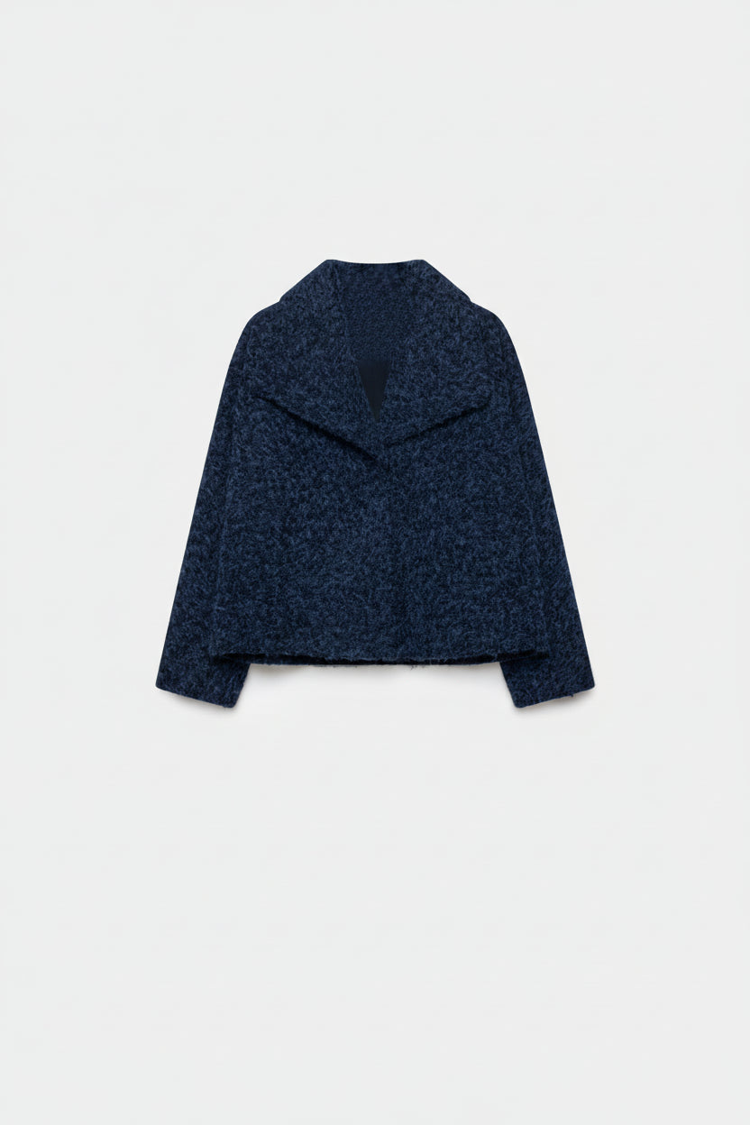 Veste courte effet poil doublée col à revers bleue marine, alliant confort et style. Veste courte femme.