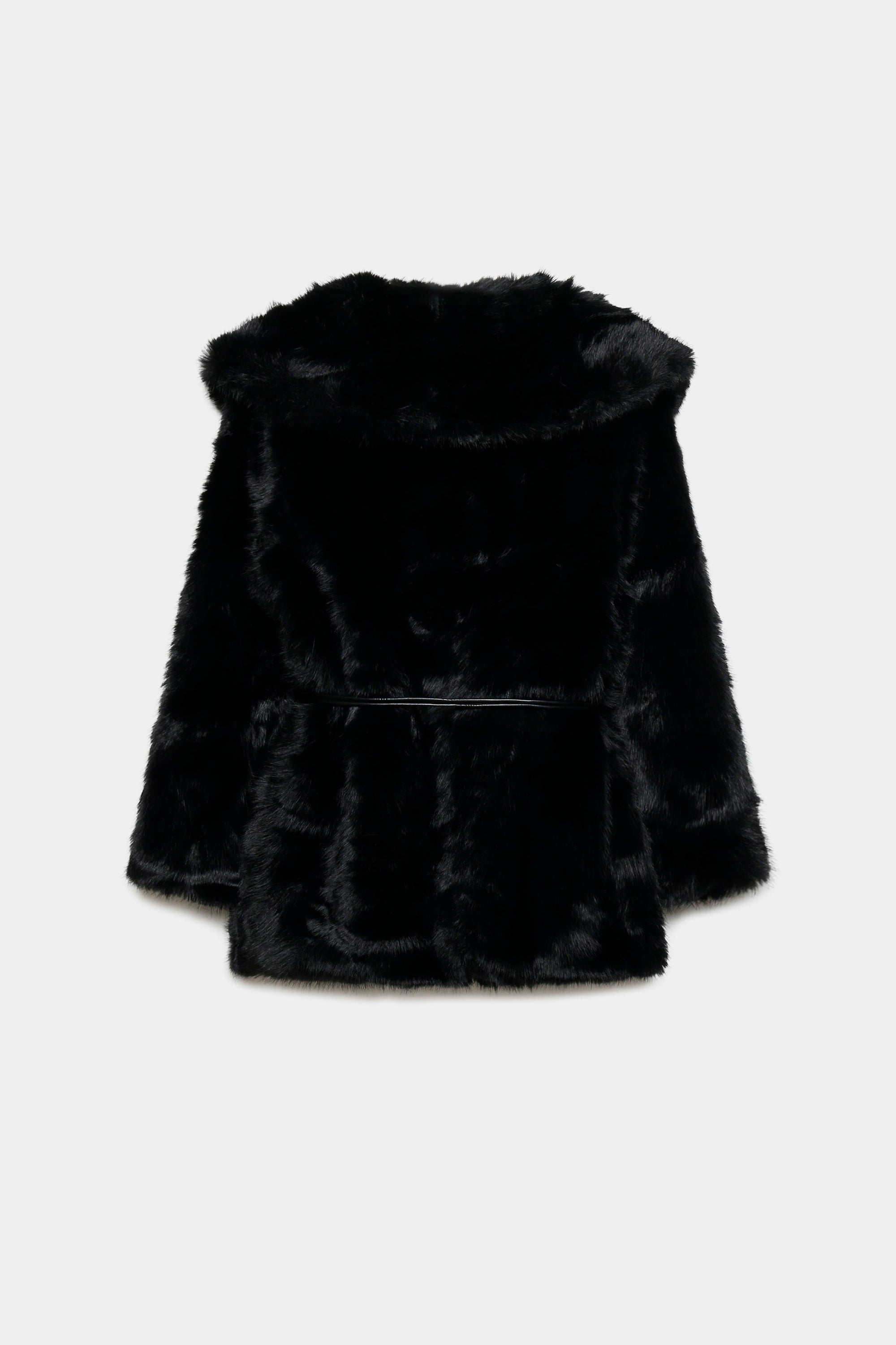 Manteau ceinturé femme en fausse fourrure noir vu de dos – Chic et structure pour une silhouette parfaite.
