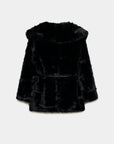 Manteau ceinturé femme en fausse fourrure noir vu de dos – Chic et structure pour une silhouette parfaite.
