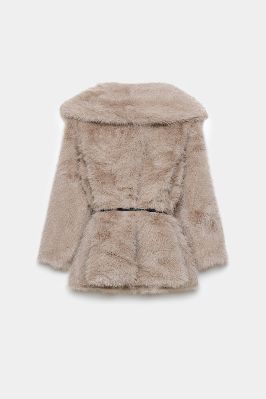 Manteau ceinturé femme en fausse fourrure beige vu de dos – Design avec ceinture ajustable pour un look féminin.