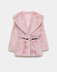 Manteau ceinturé femme en fausse fourrure rose – Touche de couleur tendance et style confortable.