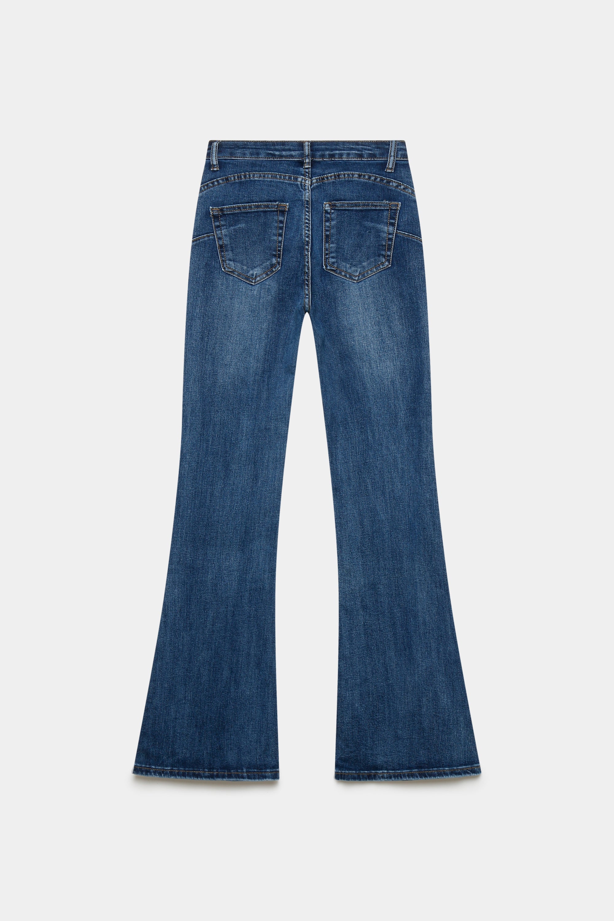 Détails du jean flare taille haute push-up en denim, mettant en avant la coupe élégante et les cinq poches pratiques.