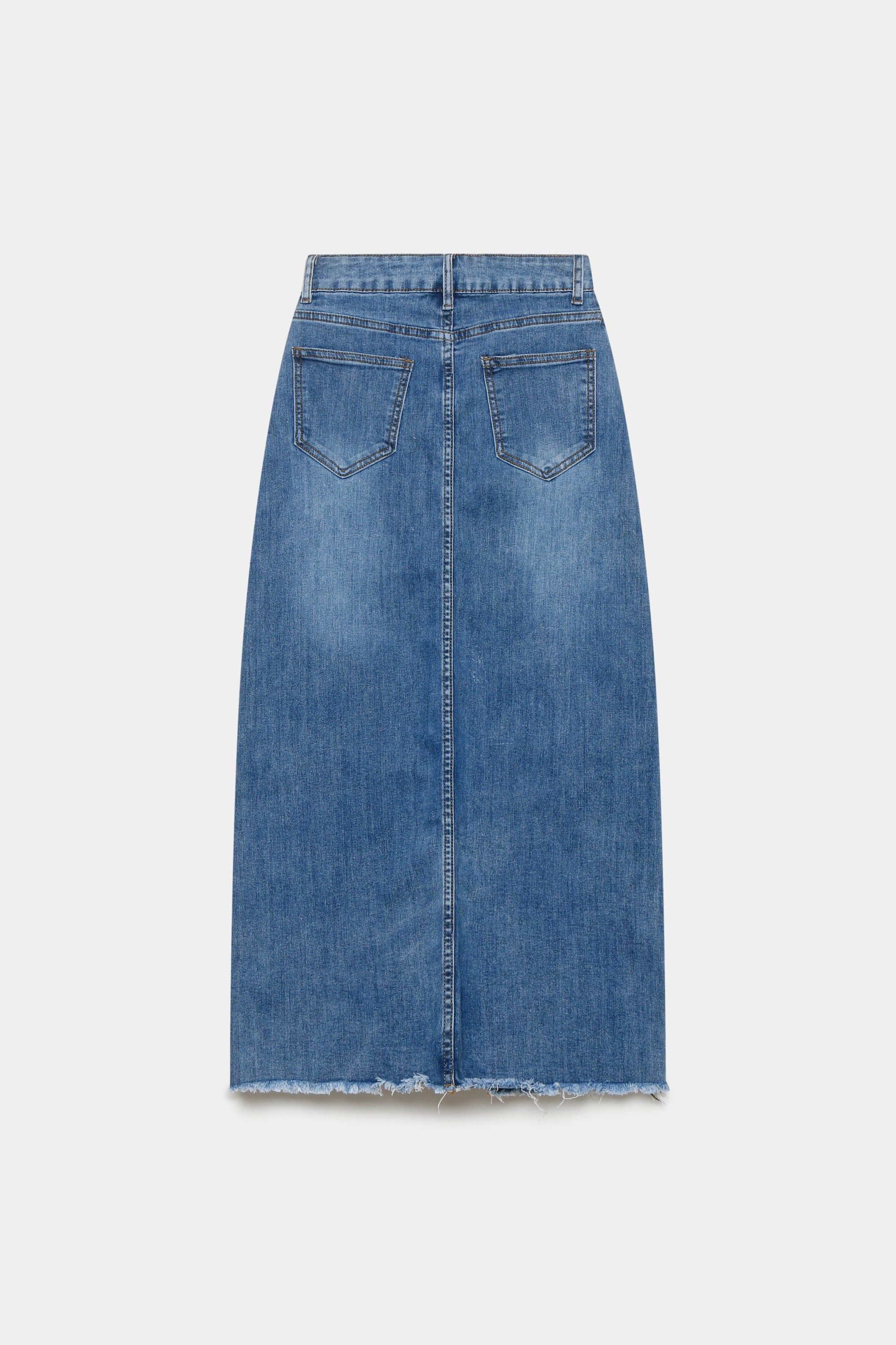 Détail de la Jupe Midi en Jean Bleu avec Fente Frontale, mettant en avant les poches, la taille mi-haute et la finition féminine.