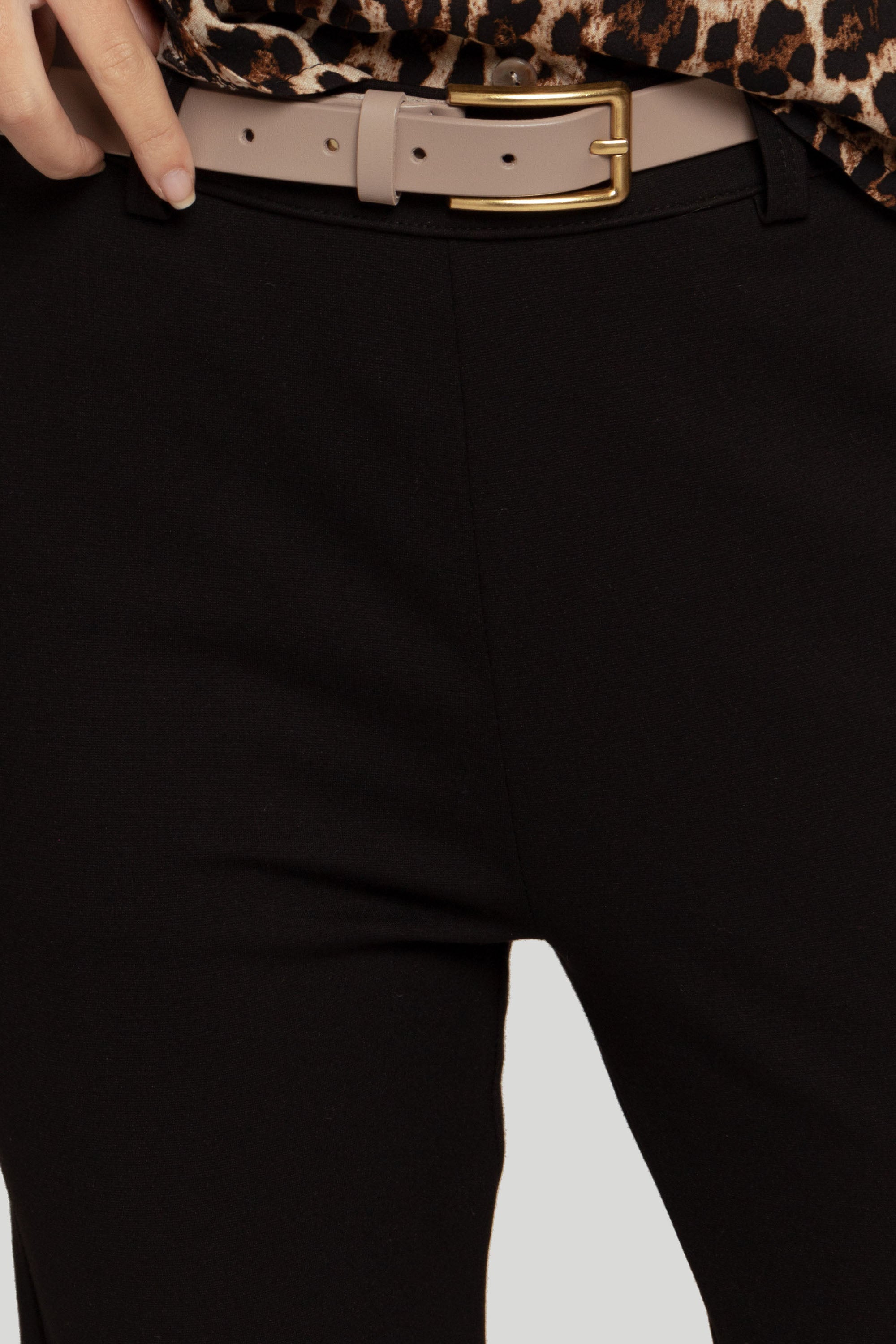 Détail sur le pantalon fluide taille haute noir, mettant en avant une ceinture élégante.