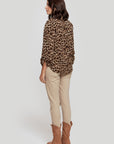Femme vue de dos avec un pantalon fluide taille haute en viscose stretch, habillée d'une chemise léopard.