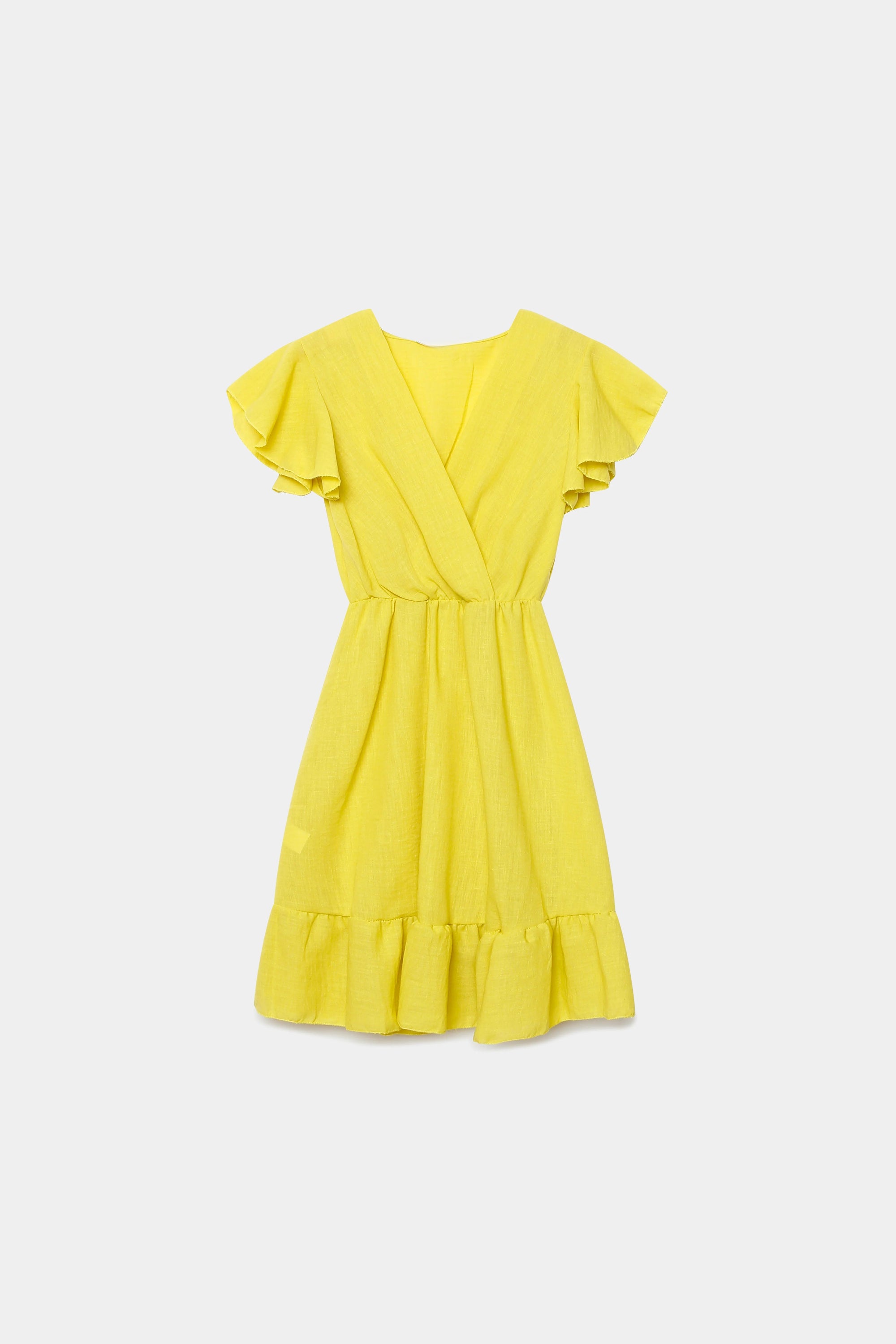 Robe fluide manches courtes en polyester légère — coupe féminine, modèle jaune sur fond clair.